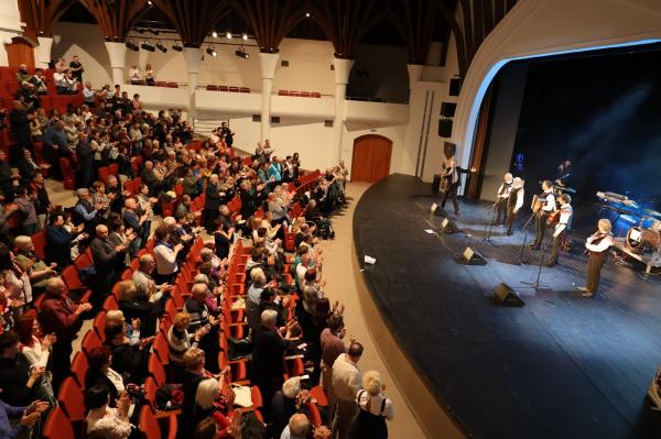 FOTO: Glasbeni spektakel Zaigrajmo in zapojmo po domače navdušil občinstvo