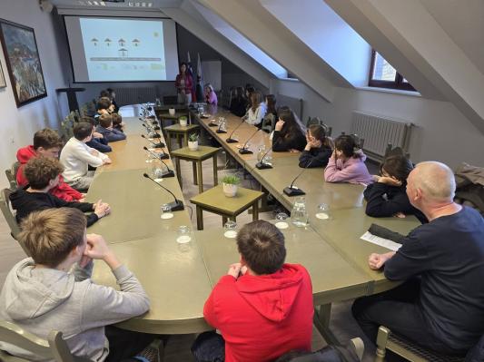 FOTO: Učenci v Ljutomeru prevzeli vlogo županje