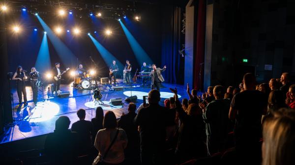 FOTO in VIDEO: Žan Videc v Murski Soboti predstavil album Neznano in navdušil občinstvo
