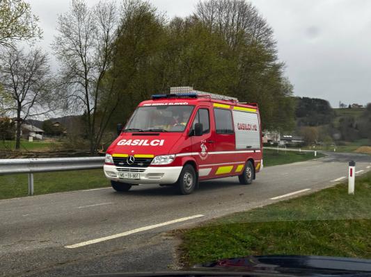 Veter ne popušča: rdeči alarm na severu države še do polnoči