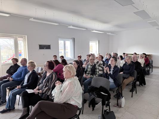 FOTO: Pravljični večer za odrasle v Porabju obudil slovensko dediščino