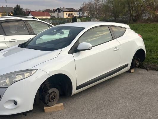 FOTO: Šok na parkirišču: Avto čez noč ostal brez vseh štirih pnevmatik