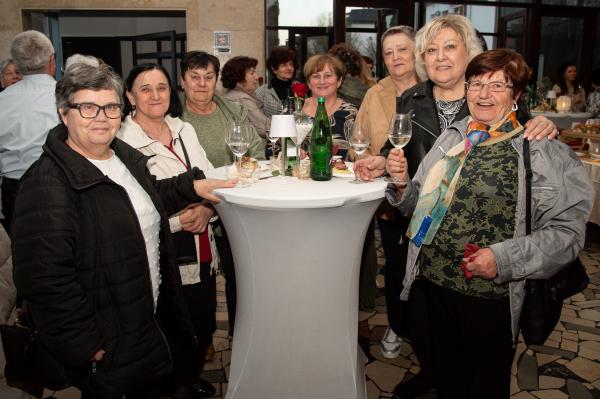 FOTO: Sobočanke v Gledališču Park praznovale dan žena