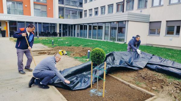 FOTO: Nova ureditev zunanjih površin pri Domu starejših Rakičan