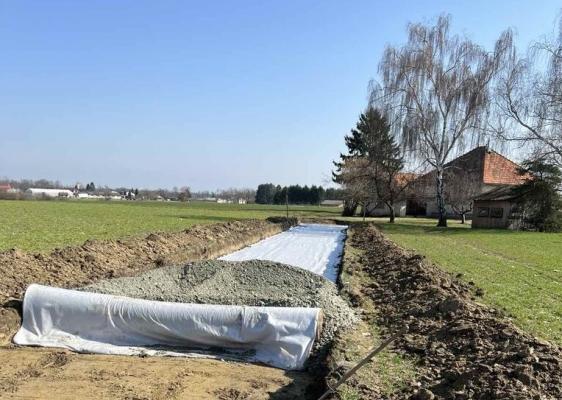 FOTO: V Borecih obnavljajo del javne poti