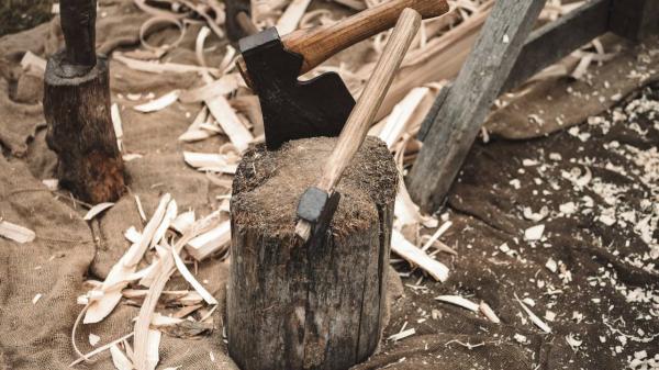 V Godemarcih pri zlaganju polen na prikolici padel in se poškodoval