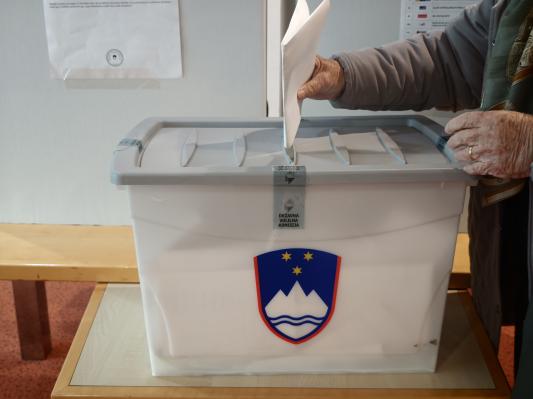 Znani rezultati vzporednih volitev: v vodstvu Gibanje Svoboda, tesno za njim SDS