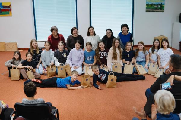 FOTO: Mladi ustvarjalci oživili Andersenove pravljice v knjižnici