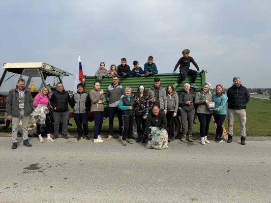 FOTO: Občina Apače očistila okolje in zasadila potomko trte