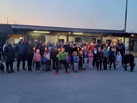 FOTO: Bakle in otroški smeh oživeli tradicijo v Lipovcih