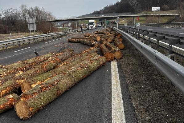 Vozniki, pozor! Prometna nesreča zaprla pomursko avtocesto