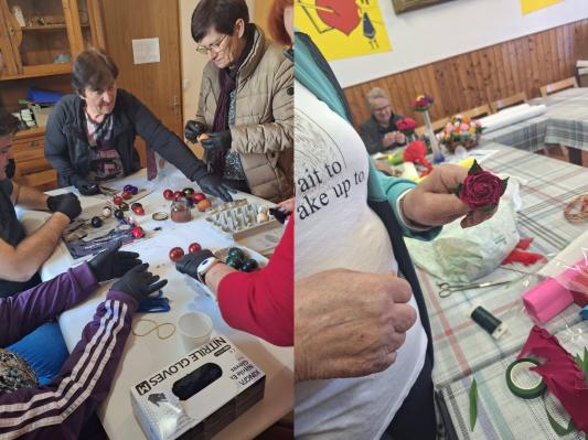 FOTO: Na Goričkem izdelovali rože, butarice in »škrabali remenke«