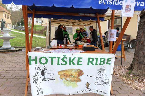 FOTO: Postni petek v znamenju Hotiških rib in druženja pod kostanji