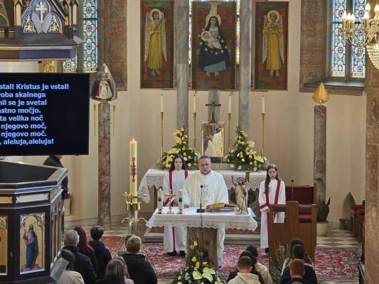 FOTO: Danes verniki obeležujejo belo nedeljo, praznik z bogato simboliko