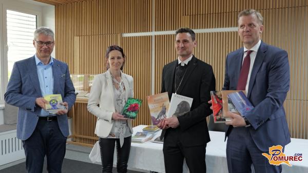 FOTO: Pomurje bogatejše za novo zbirko knjig: »Knjige vračamo med ljudi«