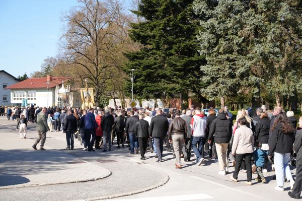 FOTO in VIDEO: Velikonočna procesija v Beltincih združila vernike in oživila tradicijo