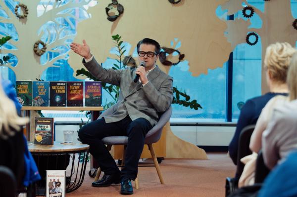 FOTO: Jure Godler v Murski Soboti predstavil svoj novi roman Mrtvi kot