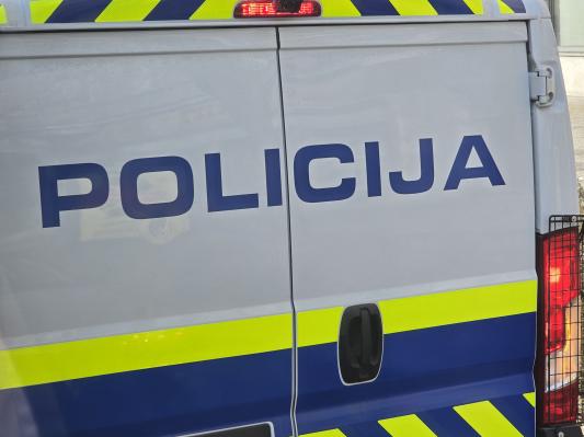 Da bi preprečil vožnjo po bankini, moški namestil žeblje