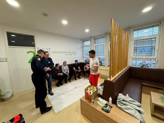 FOTO: 23 prvih posredovalcev obnovilo licenco za reševanje življenj