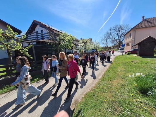 FOTO: Pohod po poti Sotočje združil generacije in spodbudil zdrav način življenja