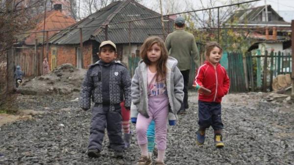 Diskriminacija Romov v porastu, rešitev vidijo v legalizaciji naselij