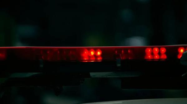 Prometna nesreča na Goričkem: Vozilo končalo na strehi, dve osebi poškodovani