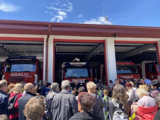 Prvošolci z babicami in dedki obiskali Prostovoljno gasilsko društvo Gornja Radgona