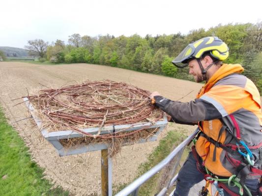 FOTO: V Selu postavili gnezdo za štorklje, zdaj čaka na prvega stanovalca