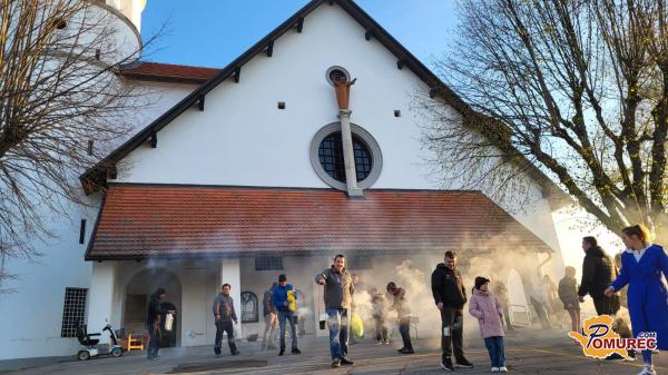 FOTO: Bogojina ohranja redko velikonočno tradicijo blagoslova ognja