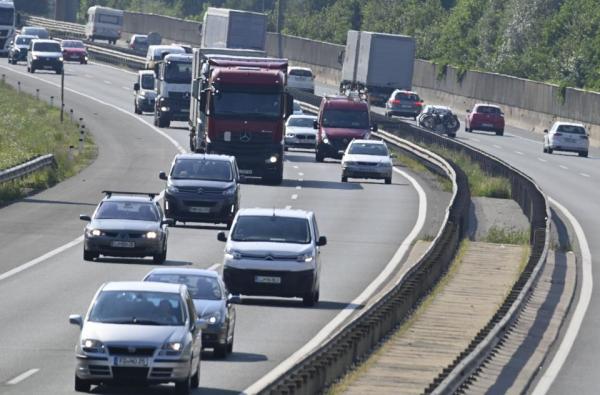 Na cestah znova gneča, največ prometa pričakujejo popoldne