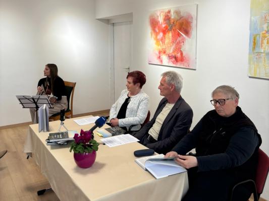 FOTO: Ob 35-letnici zveze zbornik o moči in zgodovini porabske skupnosti