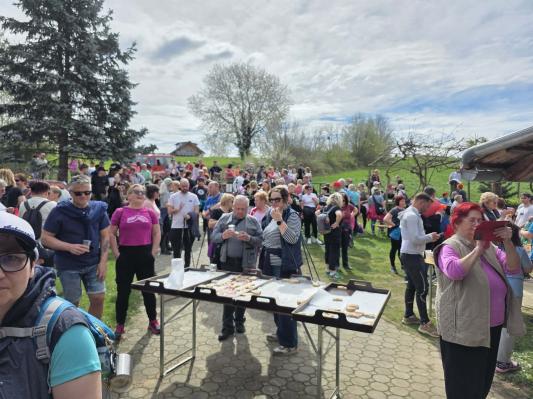 FOTO in VIDEO: Več kot 200 pohodnikov na velikonočnem pohodu v Fokovcih