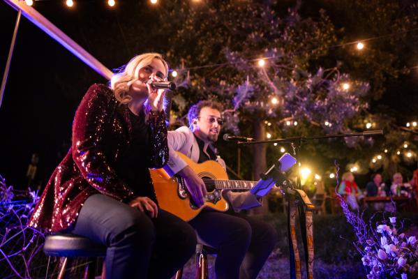 FOTO in VIDEO: Dve leti Kavarne Platana zaznamoval večer z akustično glasbo