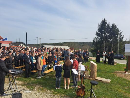 FOTO: Na Goričkem blagoslovili ekumenski križ in prisluhnili Martinu Golobu