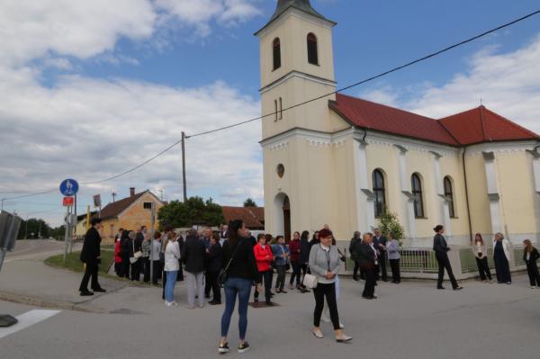 FOTO: Na Hotizi slovesno blagoslovili obnovljeno cerkev in oltarje