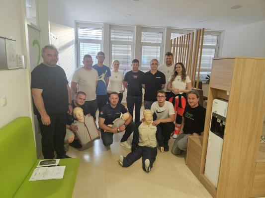 FOTO: Gasilci iz več društev obnovili znanje za nujne intervencije