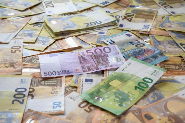 Povprečna plača v Sloveniji zrasla, kje so zaslužili največ?