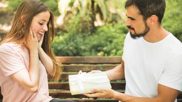 Zakaj ne bi smeli nikoli podariti teh daril?