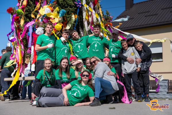 FOTO: Gančani ohranili tradicijo: že 107. postavljanje majoša in veselica z Modrijani