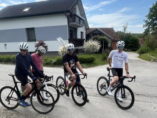 FOTO: Tako so člani društva Stari hrast začeli sezono druženja in rekreacije