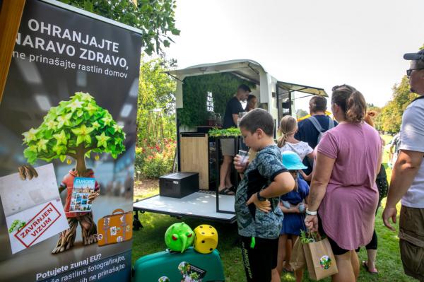 Kaj imajo skupnega potovanja, nakupovanje in zdravje rastlin? Več, kot si mislite