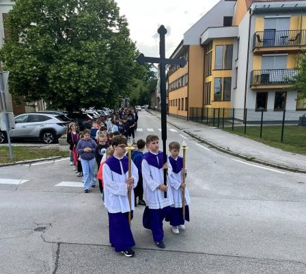 FOTO: Verniki po Pomurju v prošnjih dneh molijo za zaščito pred neurji in točo