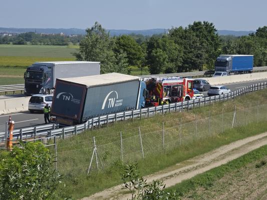 FOTO: Nesreča z nevarnimi snovmi ovira promet na pomurski avtocesti