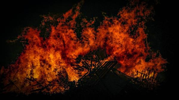 Nočni požar v Pomurju, zagorelo 120 čebeljih panjev