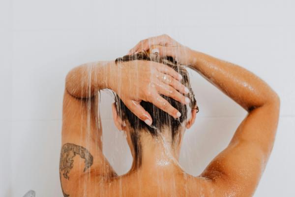 »No Poo« trend: ali umivanje las brez šampona res deluje?