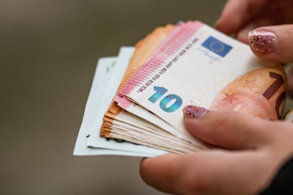 Na račune številnih Slovencev prihaja težko pričakovano nakazilo