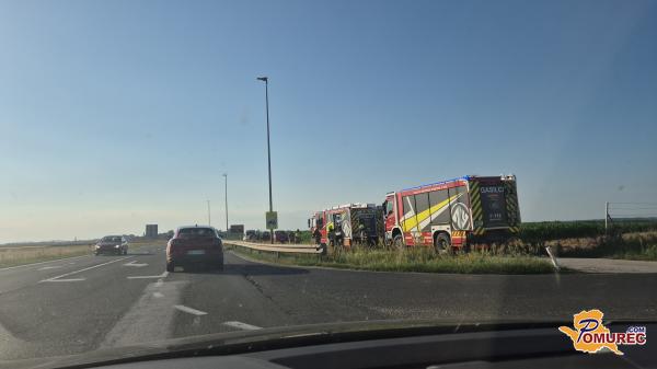 FOTO: Ob cesti pri Murski Soboti več intervencijskih vozil, kaj se dogaja?