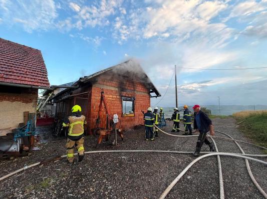 FOTO: V Prlekiji izbruhnil požar, ogenj uničil ostrešje in stroje