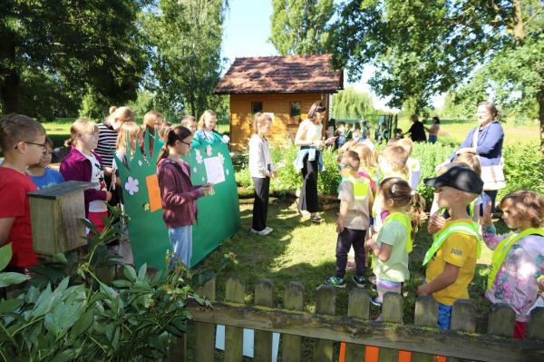FOTO: Mladi pri učnem čebelnjaku v Lendavi spoznavali svet čebel