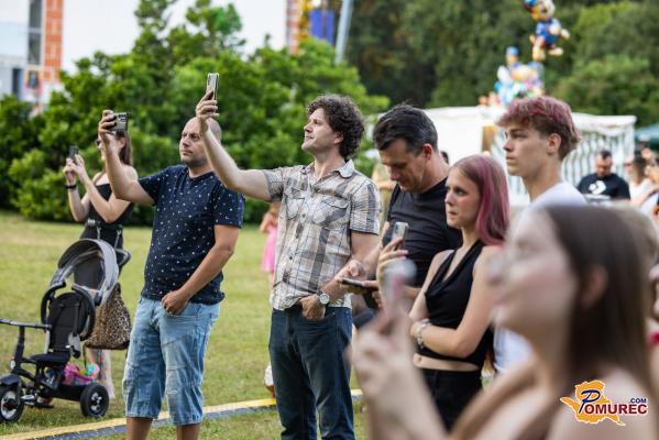 FOTO in VIDEO: Larisa Kepe, 50 Fingers ter Mina & band stopili na glavni oder